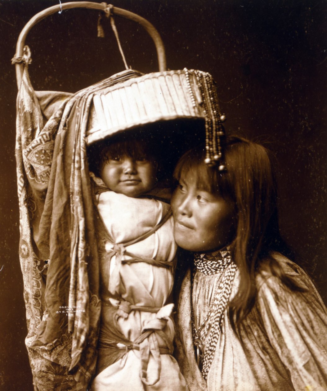 Apassityttö ja Papoose tekijältä Edward Sheriff Curtis