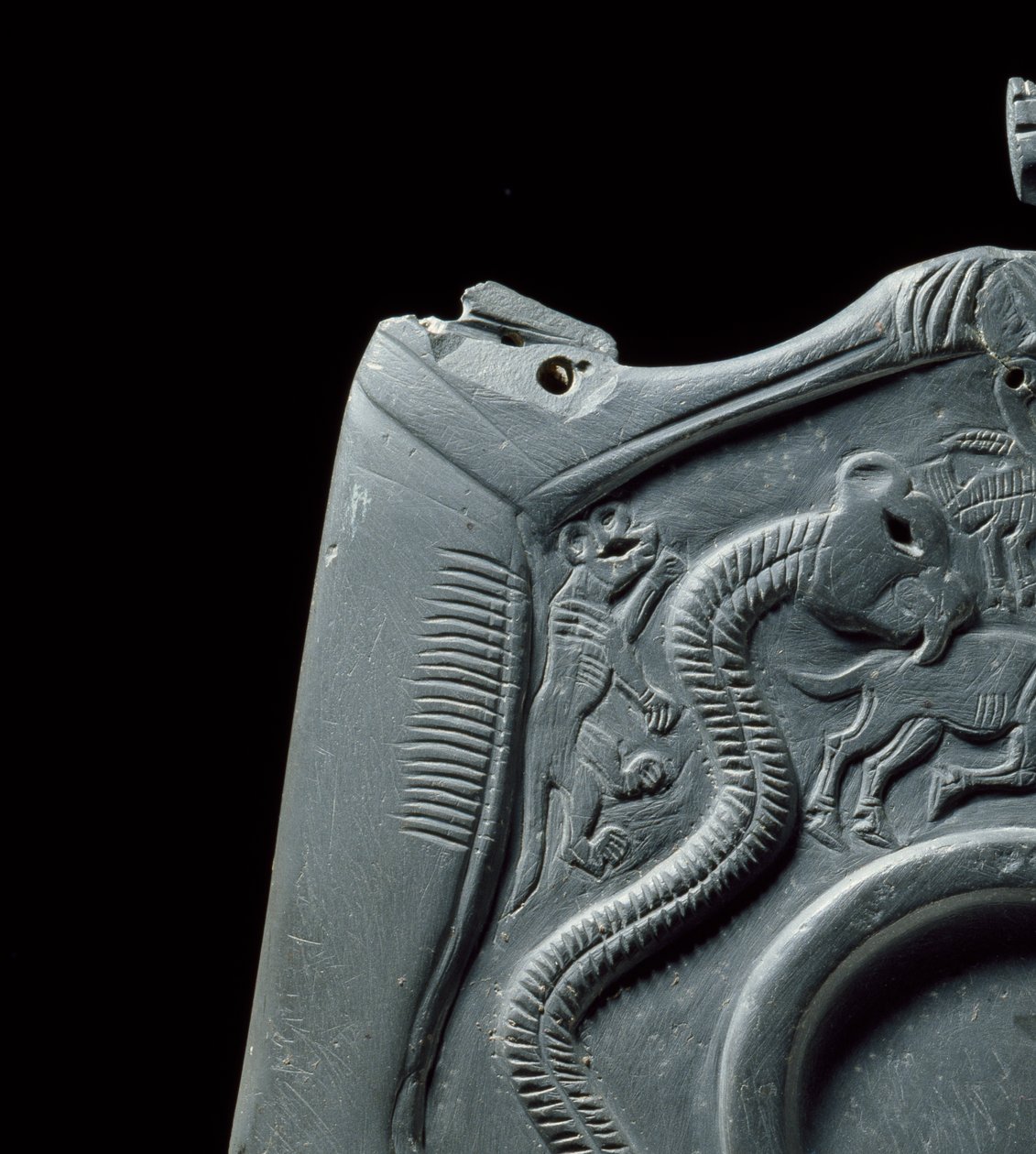 Seremoniallinen paletti, jossa on säiliö silmämaalin hiomiseen, kaiverrettujen eläinten ympäröimänä, pääesiintymästä, Hierakonpolis, Egypti, noin 3000 eKr. 114264:n liuskekiviyksityiskohta tekijältä Egyptian