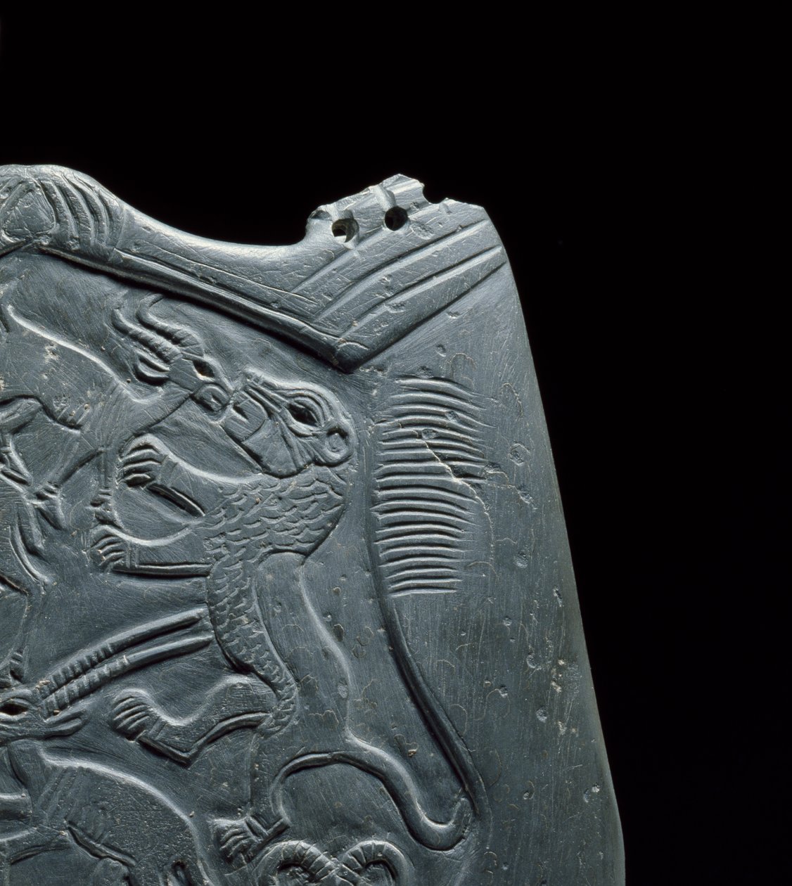 Seremoniallinen paletti, jossa on säiliö silmämaalin hiomiseen, kaiverrettujen eläinten ympäröimänä, pääesiintymästä, Hierakonpolis, Egypti, noin 3000 eKr. 114264:n liuskekiviyksityiskohta tekijältä Egyptian
