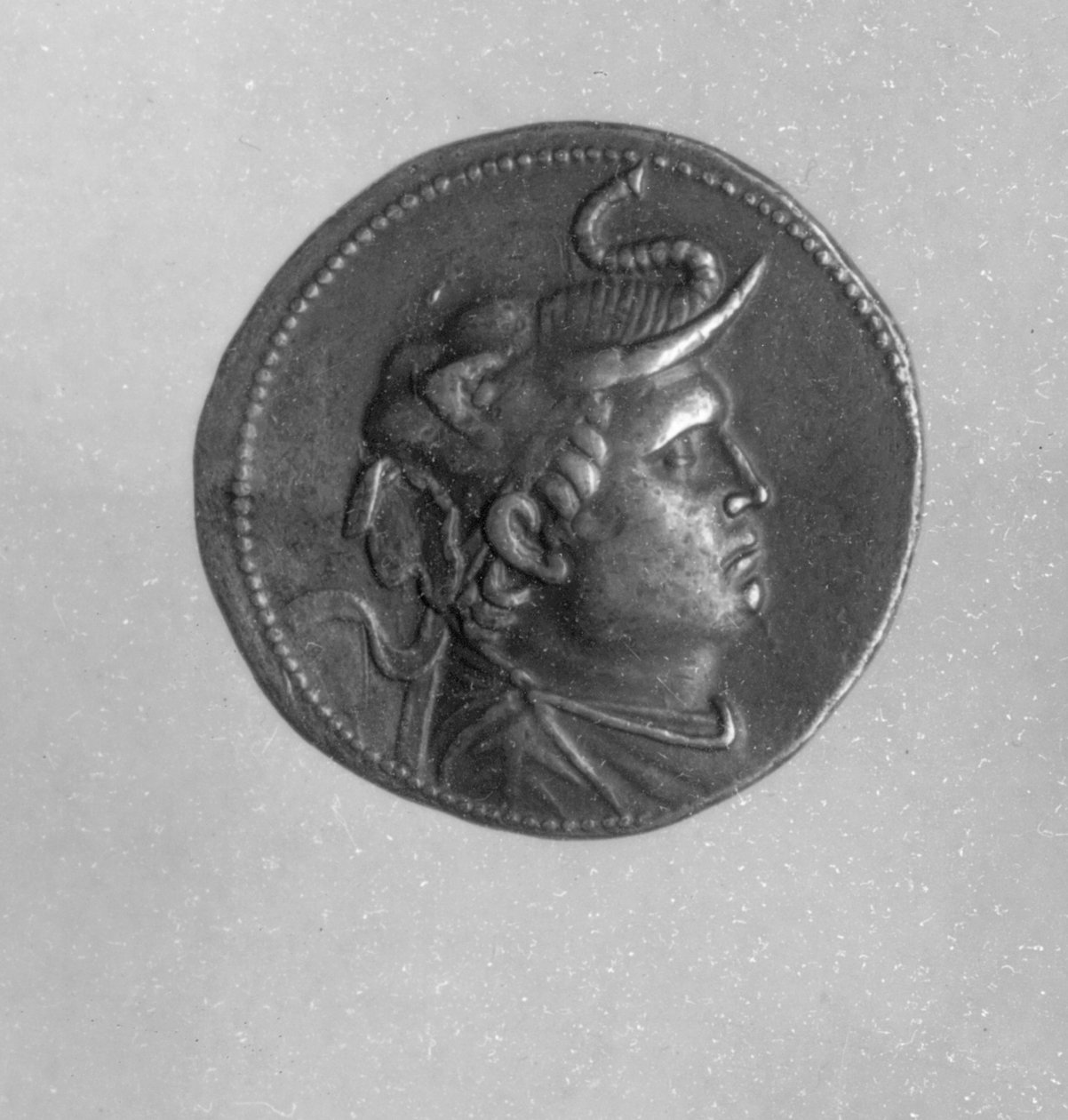 Ptolemaios I:n (367 eKr.–283 eKr.) lyömä kolikko, jossa Aleksanteri Suuri (356 eKr. – 323 eKr.) yllään elefanttilakissa ja oinaan sarvessa (hopea) tekijältä Egyptian