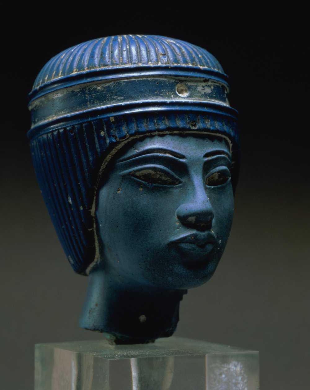 Väärennetty kuninkaallinen pää, jonka alun perin luultiin olevan Tutankhamon (puristettu lasi) (katso myös 154086) tekijältä Egyptian