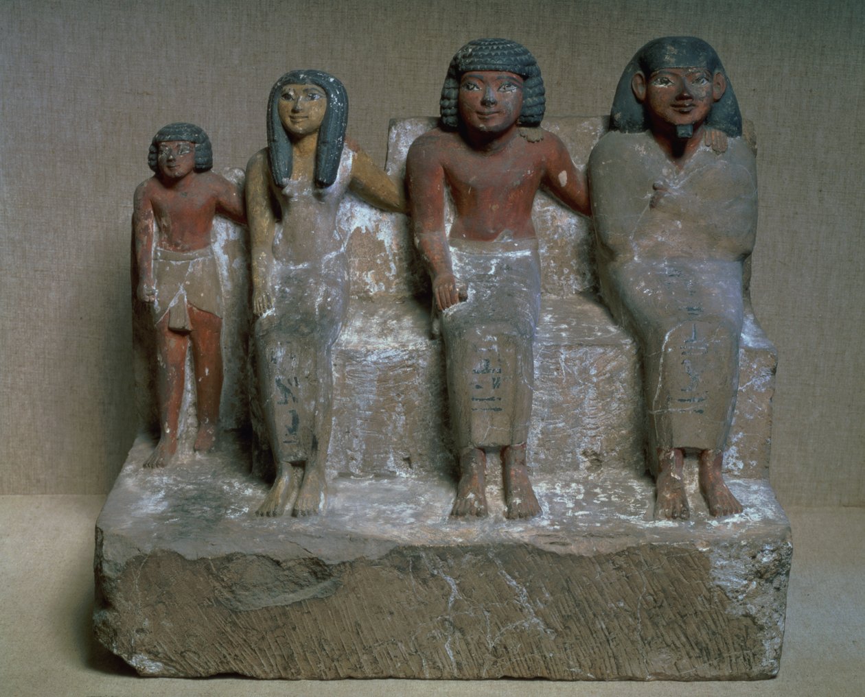 Perheryhmän patsas (pigmentti liidulla) tekijältä Egyptian