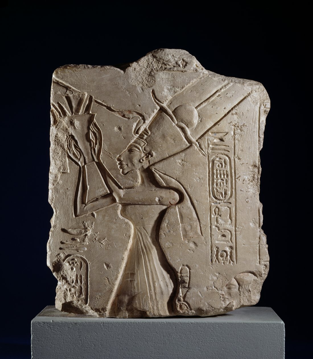 Kuningatar Nefertitiä esittävä pylväsreliefin katkelma, Uusi valtakunta (kalkkikivi). tekijältä Egyptian 18th Dynasty