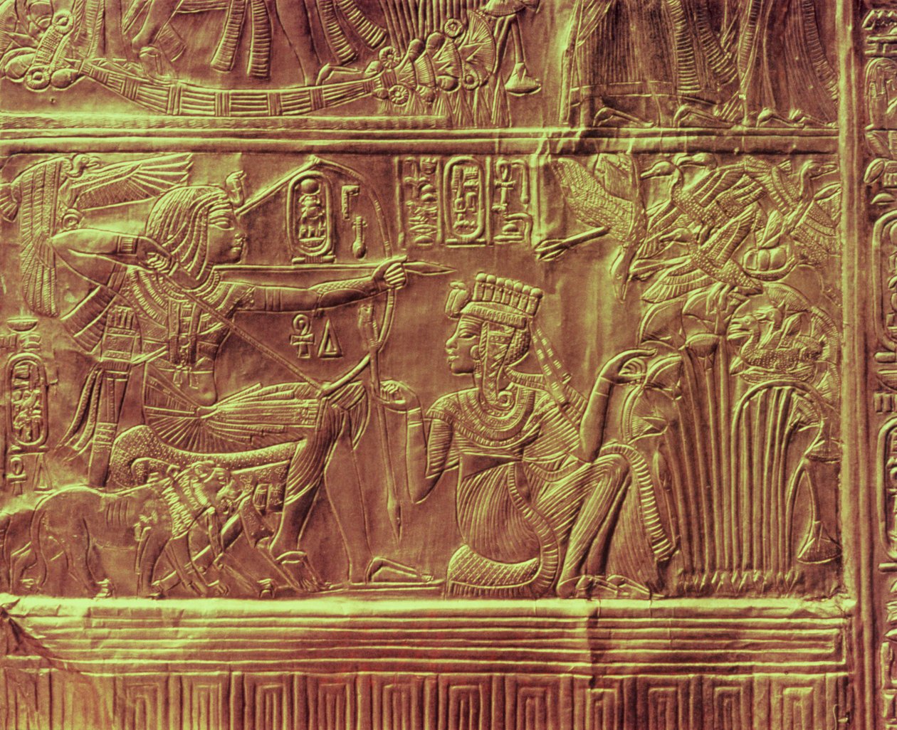 Yksityiskohta kultaisesta pyhäköstä, Tutankhamuns Treasure (puu, joka on päällystetty gessokerroksella ja päällystetty kullalla) tekijältä Egyptian 18th Dynasty