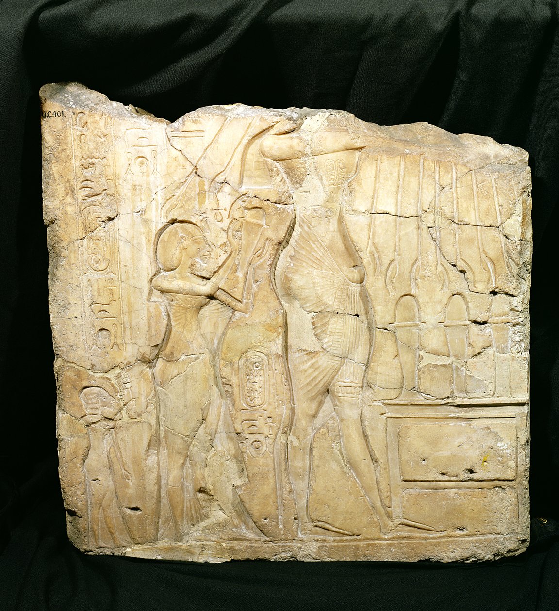 Reliefifragmentti, joka kuvaa Ehnatenin ja sen jälkeen Nefertitin ja Meritatenin ennen uhripöytää, Uusi kuningaskunta (alabasteri) tekijältä Egyptian 18th Dynasty
