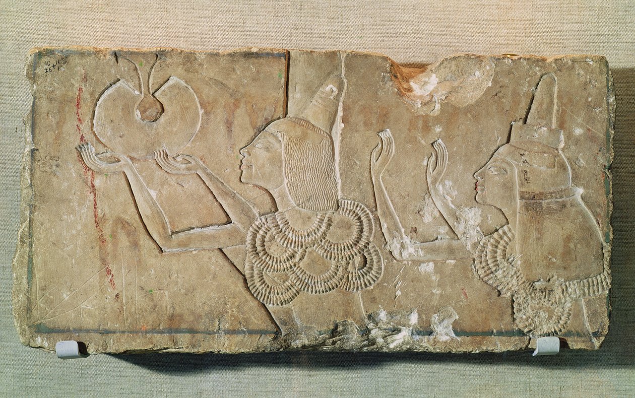 Steele, joka kuvaa Ayta (1352-48 eKr.) ja hänen vaimoaan Teyeä saamassa korvauskultaa Akhenatenin kunnioituksen osoituksena Ayn hautakappelista Tell el-Amarnassa, Uudessa kuningaskunnassa (kalkkikivestä kaiverrettu). tekijältä Egyptian 18th Dynasty