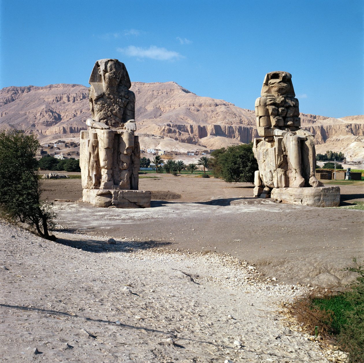 Memnonin kolossit, Amenhotep III:n patsaat, noin 1375-1358 eaa. tekijältä Egyptian 18th Dynasty