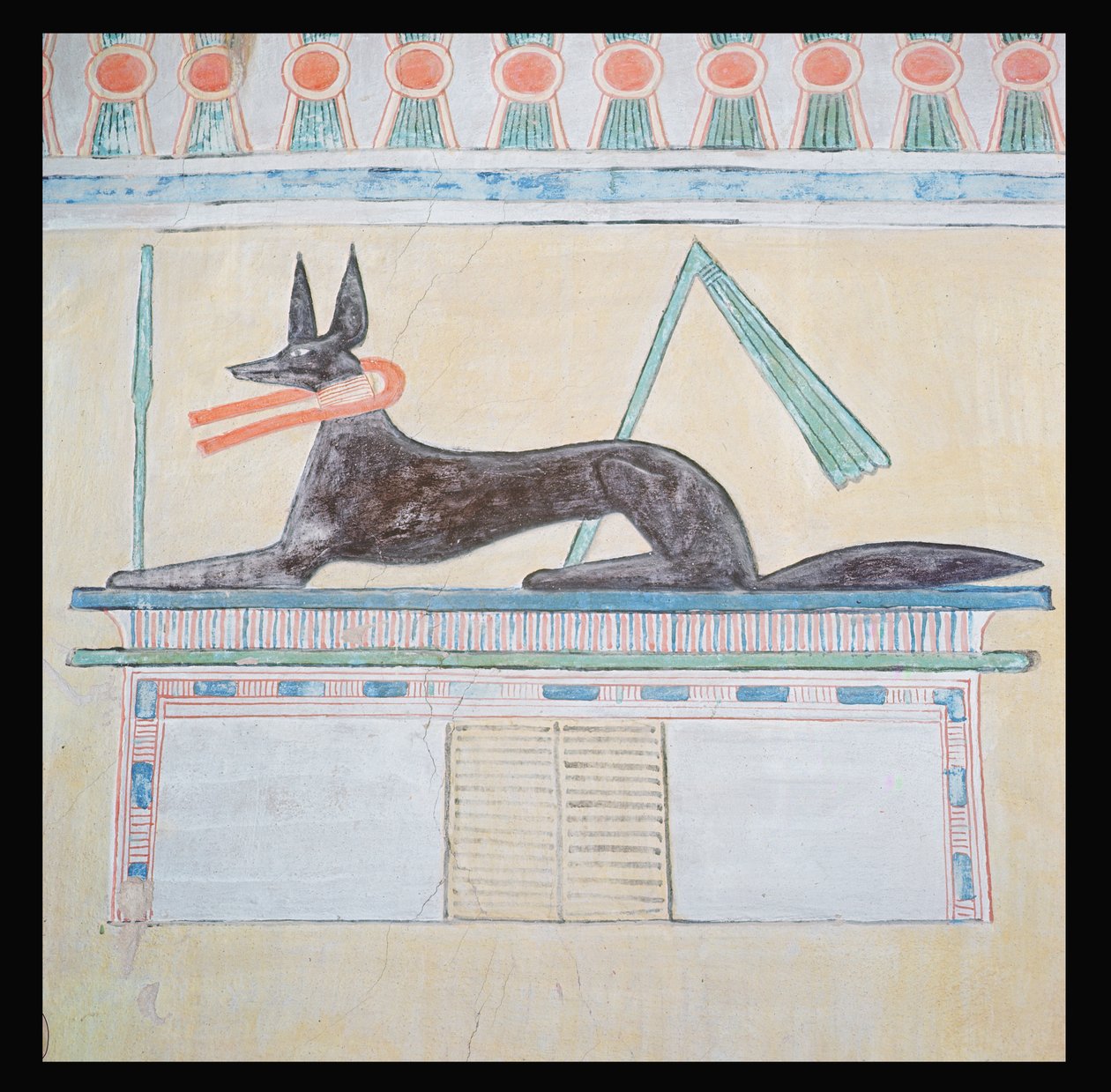 Anubis, egyptiläinen kuolleiden jumala, makaa sarkofagin päällä, seinämaalaus Menkauren pyramidin laaksotemppelissä, Vanha kuningaskunta, n. 2613-2494 eKr. (seinämaalaus) tekijältä Egyptian 4th Dynasty