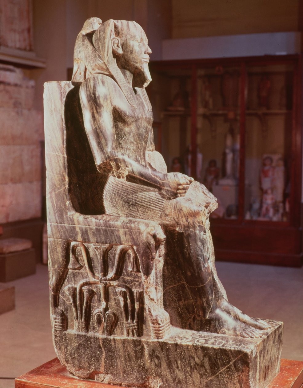 Khafren patsas (2520-2494 eKr.) valtaistuimelle Khafren pyramidin laaksotemppelistä Gizassa, vanhassa kuningaskunnassa, noin 2540-2505 eKr. (dioriitti) (katso myös 68328) tekijältä Egyptian 4th Dynasty