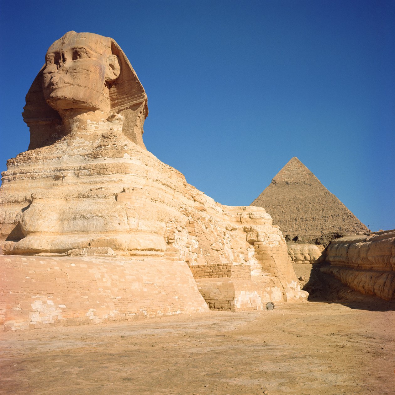 Sfinksi ja Khafren pyramidi, Giza, vanha kuningaskunta 2613-2494 eaa (katso myös 59243) tekijältä Egyptian 4th Dynasty