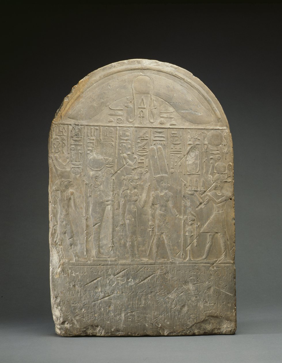 Lahjoitusstele, jossa tekstit hieroglyfeillä ja demoticilla, luultavasti Semabehdetistä (Tel Balamun), päivätty 301 eKr. (kalkkikivi) tekijältä Egyptian Ptolemaic Period