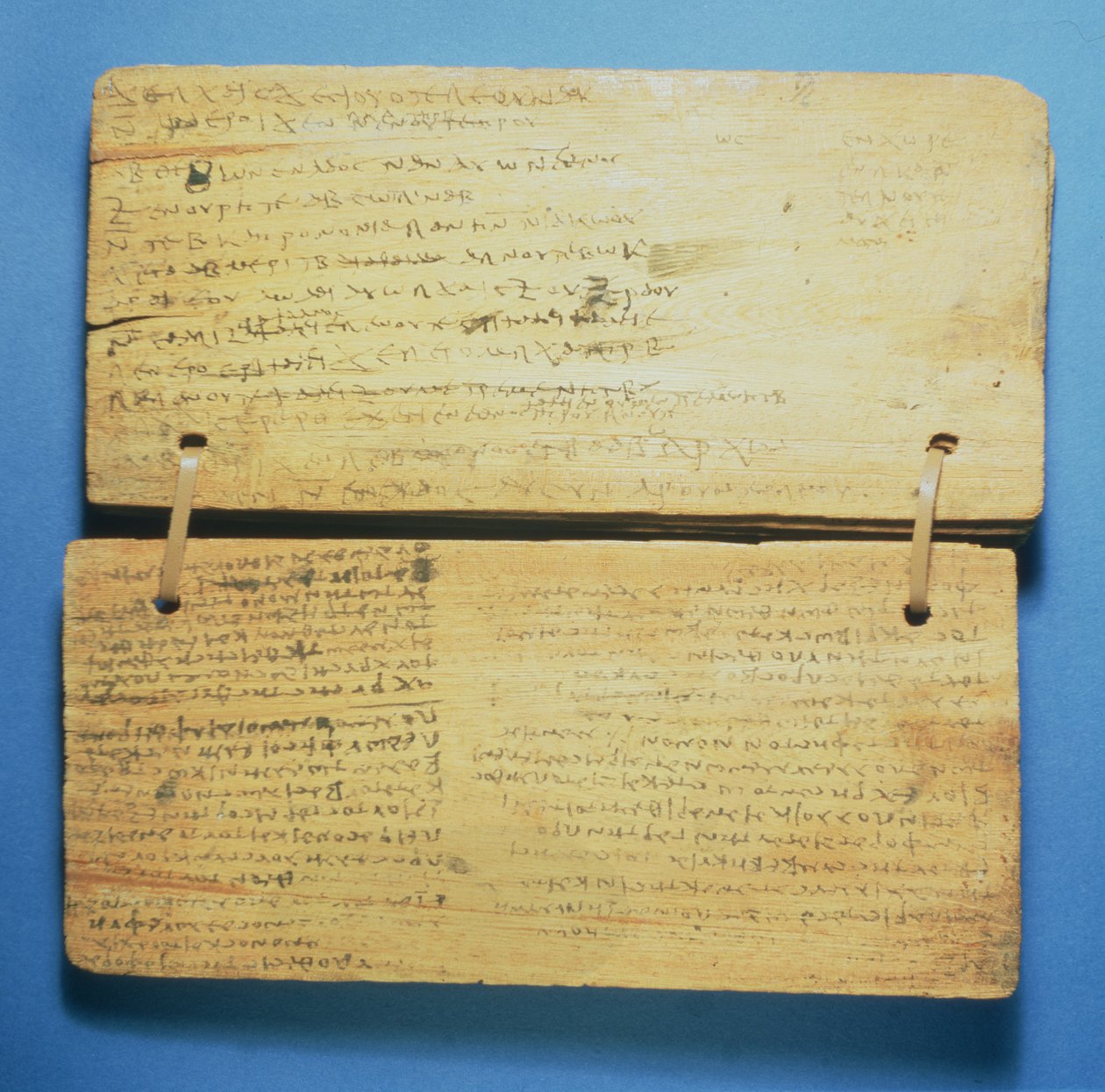 Koulupoikien työkirja kreikkalaisella kirjoituksella (pigmentti ja puu) tekijältä Egyptian Ptolemaic Period