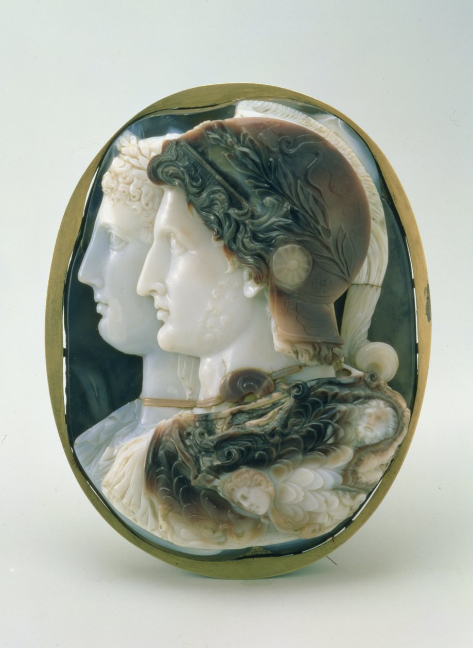 Gonzaga Cameo, joka kuvaa Ptolemaios II Philadelphusta (285-246 eKr.) ja hänen vaimoaan Arsinoeta Kreikan panteonin jumalina, tehty Aleksandriassa, 3. vuosisadalla eKr. (sardonyx) tekijältä Egyptian Ptolemaic Period