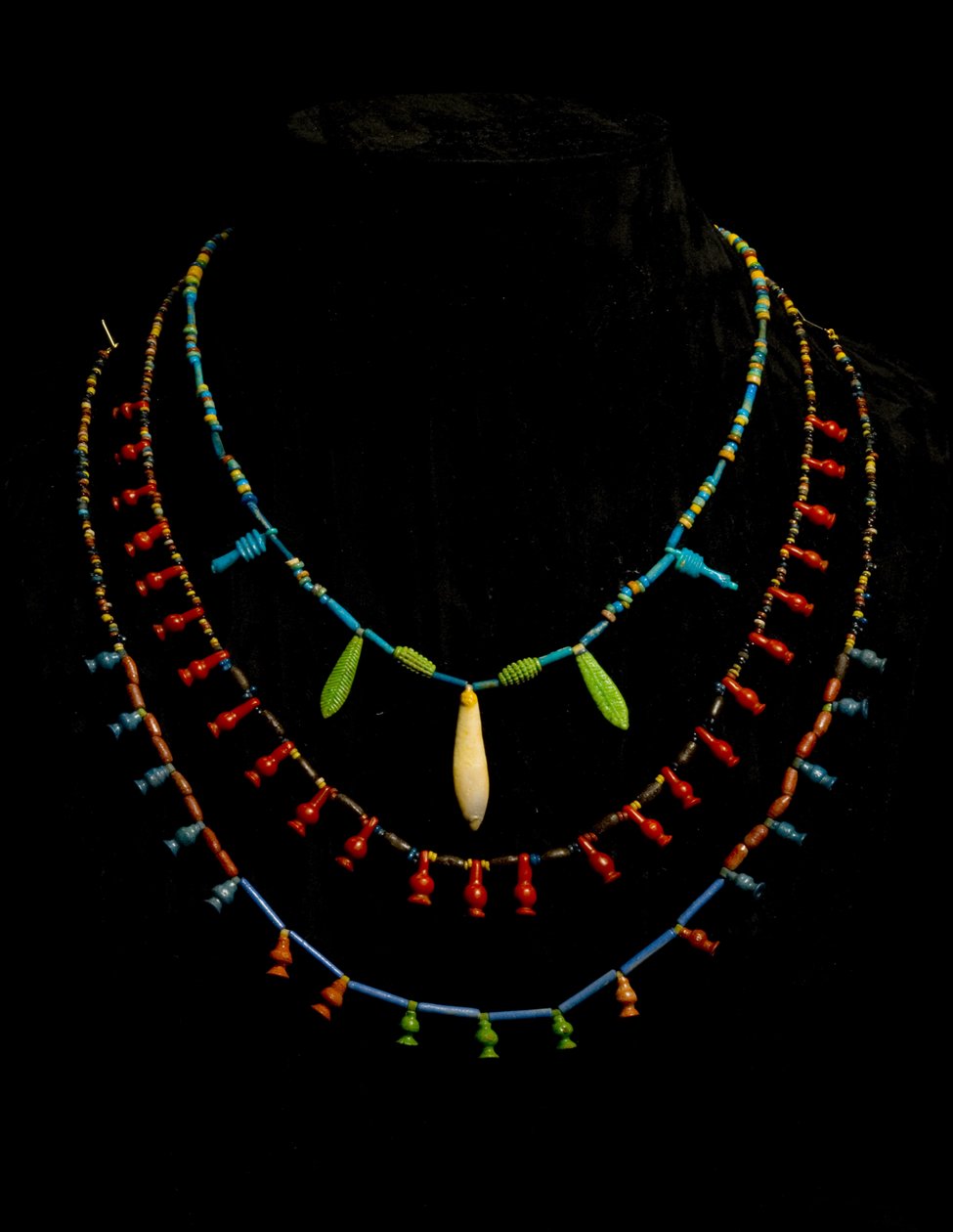 Helmikaulakorut, New Kingdom (fajanssi) tekijältä Egyptian 18th Dynasty