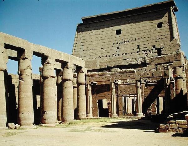 Peristyle tuomioistuin tekijältä Egyptian 19th Dynasty