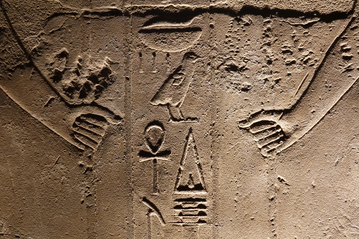 Hieroglyfejä, Luxorin temppeli (reliefi) tekijältä Egyptian Egyptian