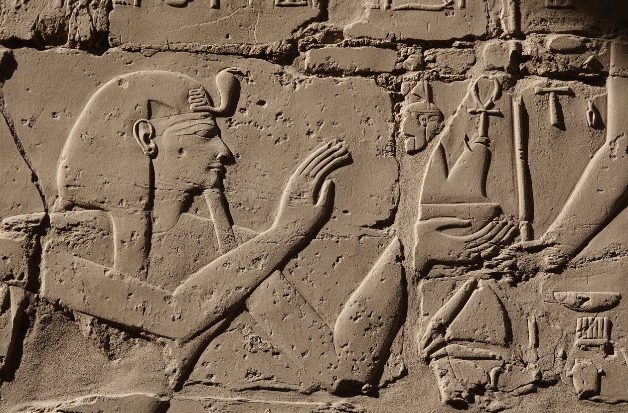 Faarao, jolla on kobran päähine, Karnak (reliefi) tekijältä Egyptian Egyptian
