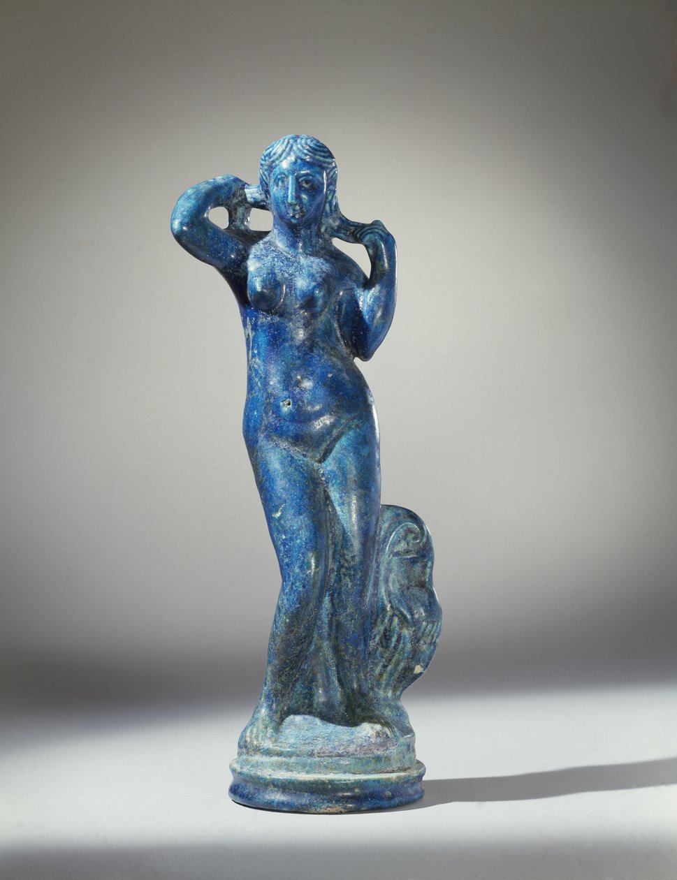 Aphrodite Anadyomenen patsas (sininen fajanssi) tekijältä Egyptian School