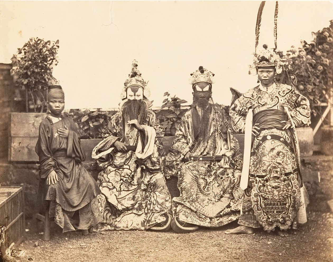 Teatterin puvut, Saigon, Cochinchina, 1866. tekijältä Emile Gsell