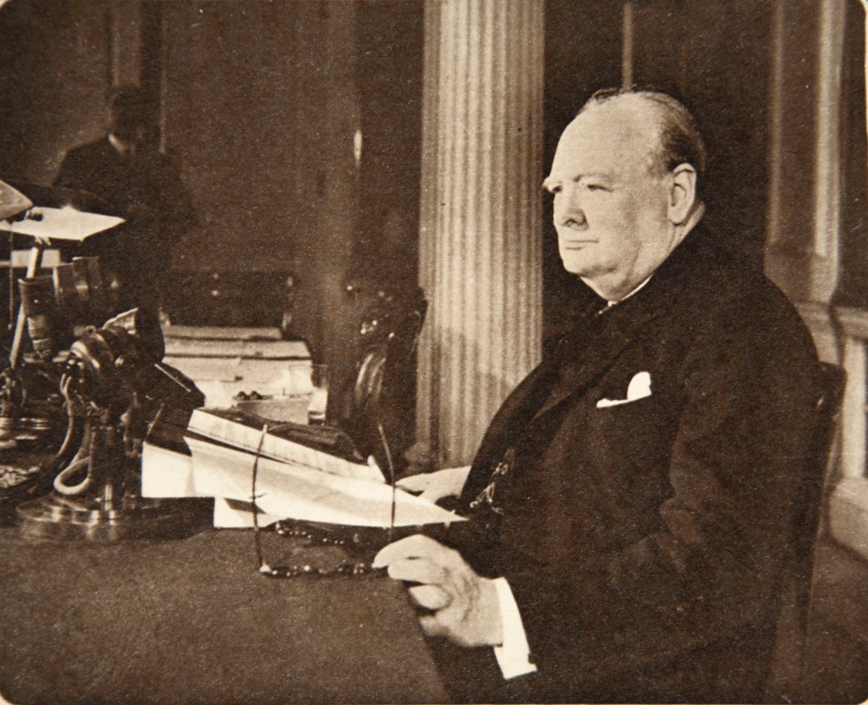 Ennakkoon, Britannia! Eläköön Vapauden asia! Jumala pelasta kuningasta!: Mr. Winston Churchill istui mikrofonin ääressä VE-päivänä, kun hän ilmoitti kansakunnalle, että sota Saksan kanssa oli ajankohtaisena. tekijältä English Photographer