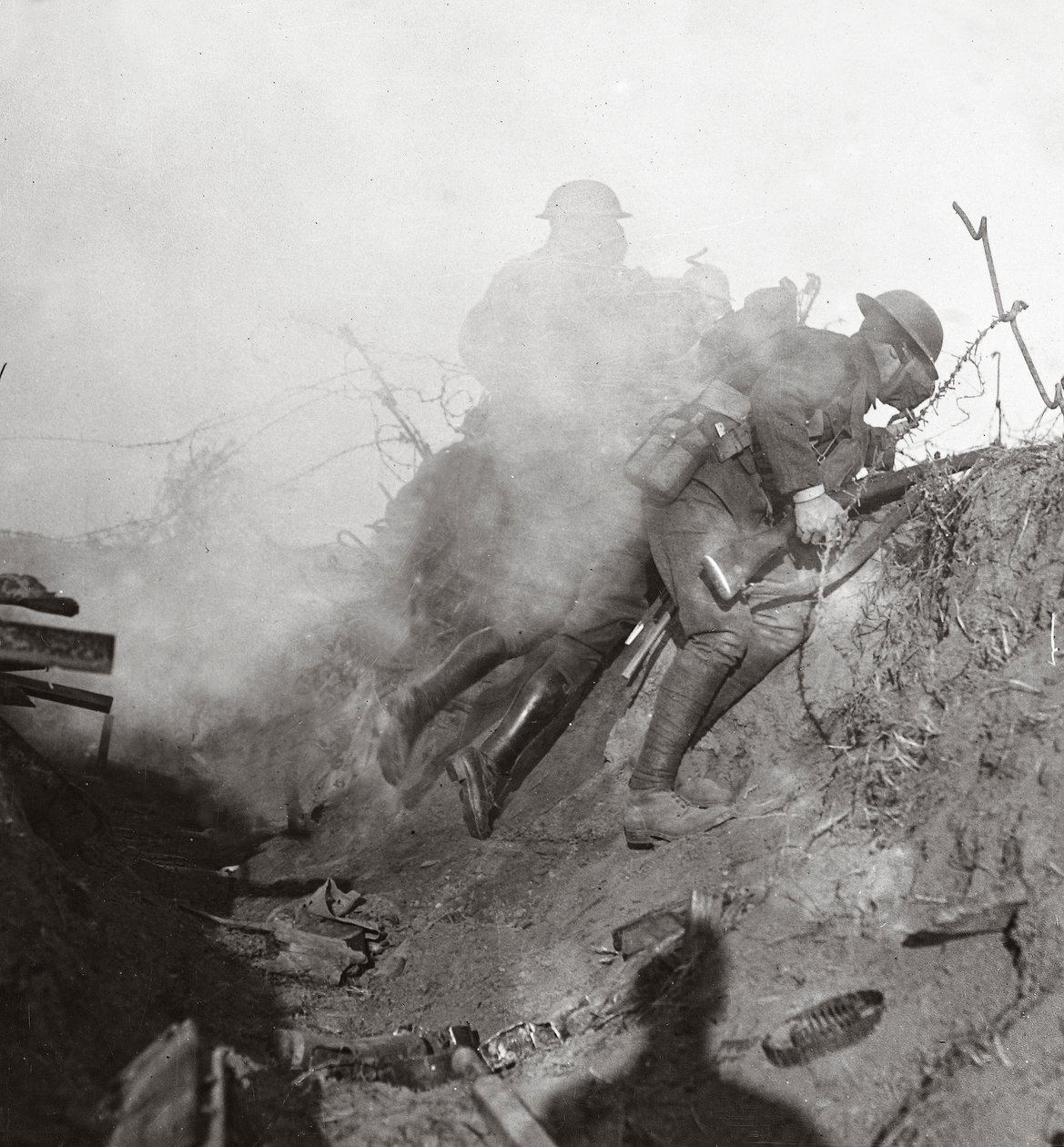 Räjähtävän kaasun ja kyynelten kuorien keskellä irrotamme Bourlon Woodin Boschen, 1917 tekijältä English Photographer
