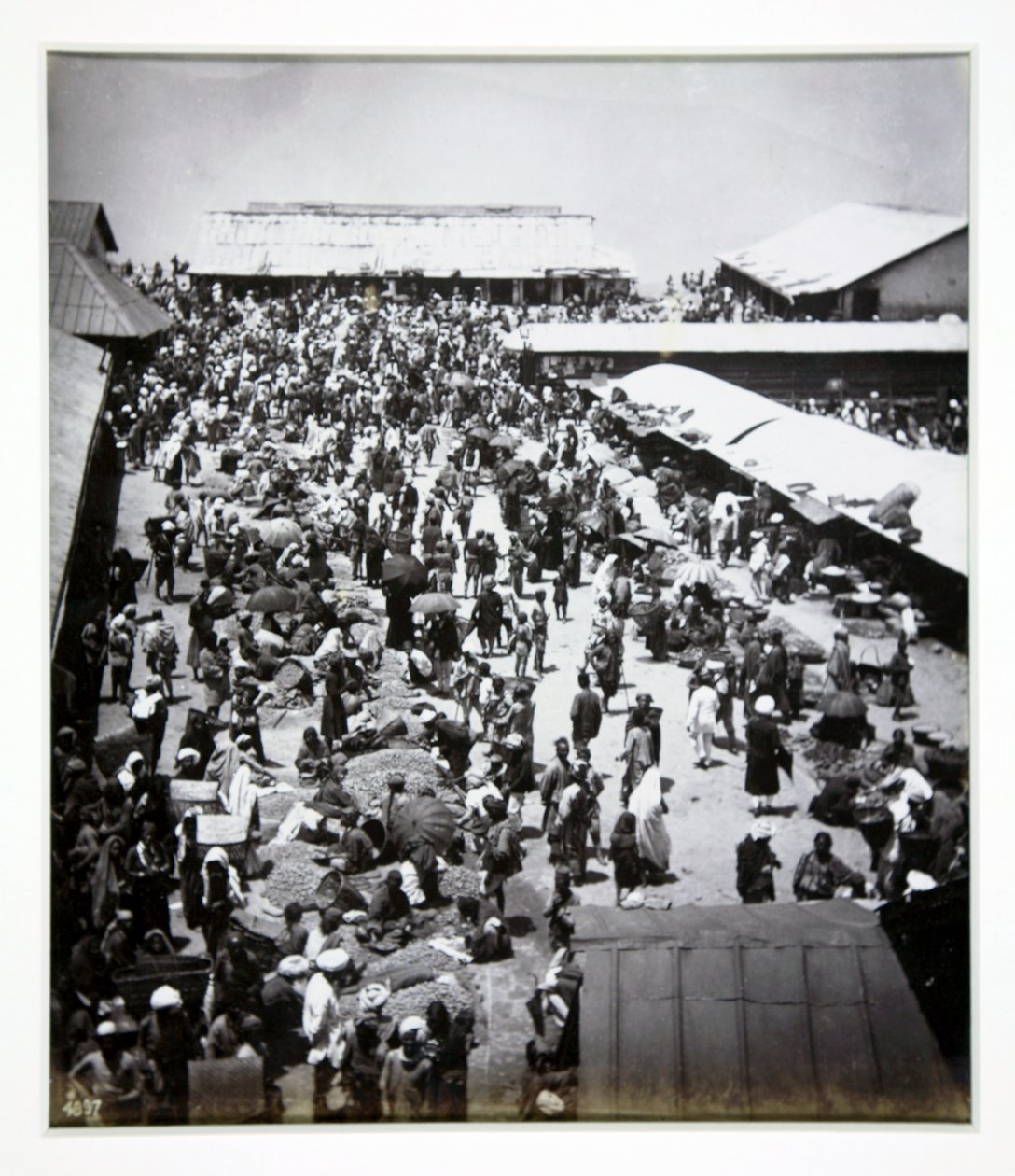 Bazaar, Darjeeling, valokuva Bourne und Shepherdille, n. 1880 tekijältä English Photographer