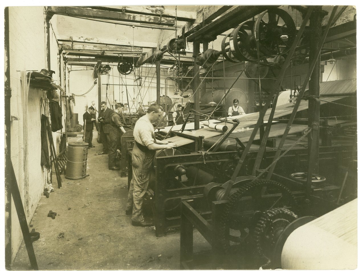 Palkkihuone mattotehtaassa, 1923 tekijältä English Photographer