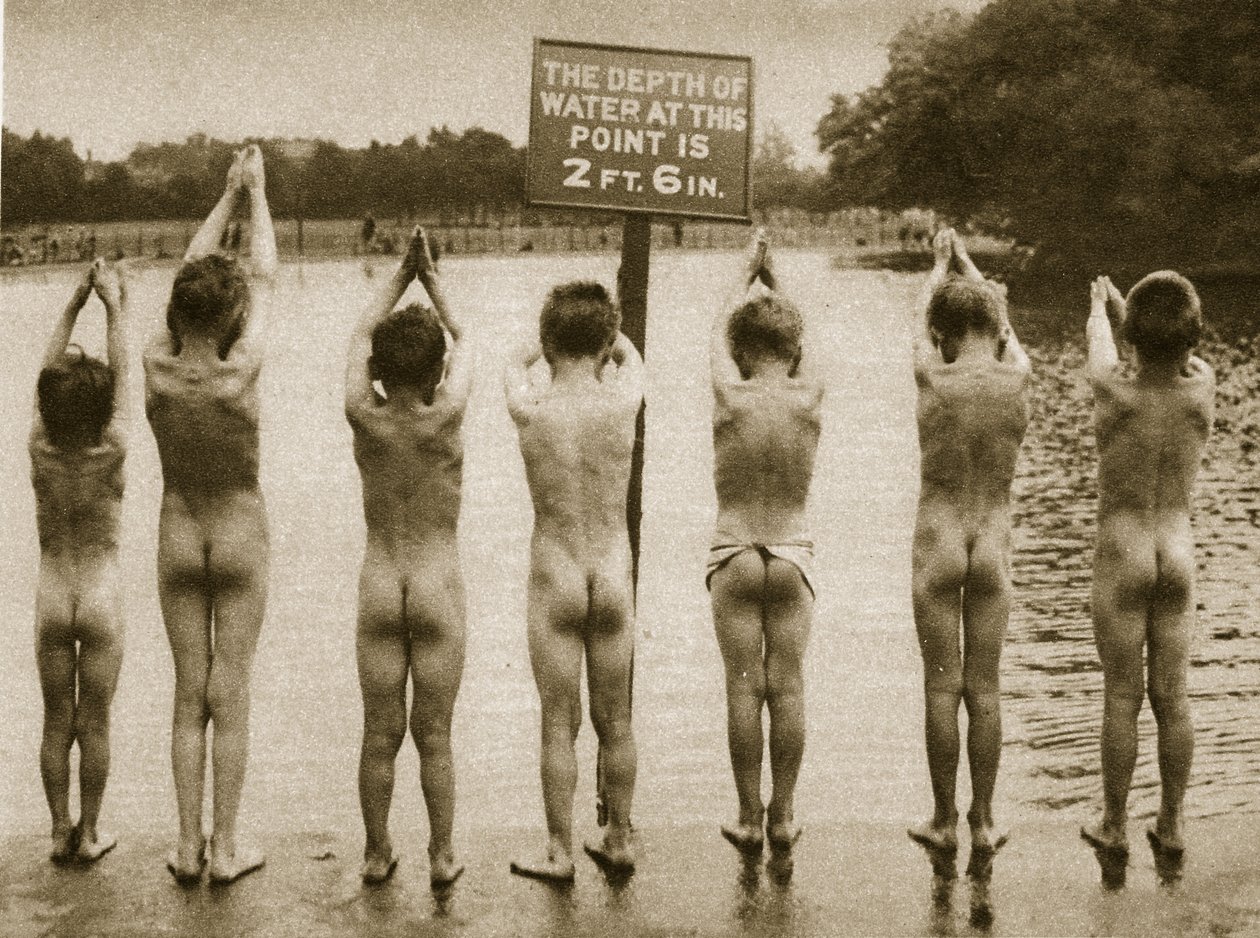 Pojat kylpemässä puistossa, Clapham 1926 (seepiakuva) tekijältä English Photographer