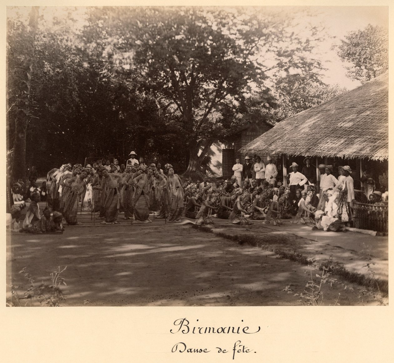 Burmalaisia tanssijoita juhlimassa, Burma, 1800-luvun loppupuoli (valokuva) (valokuva) tekijältä English Photographer