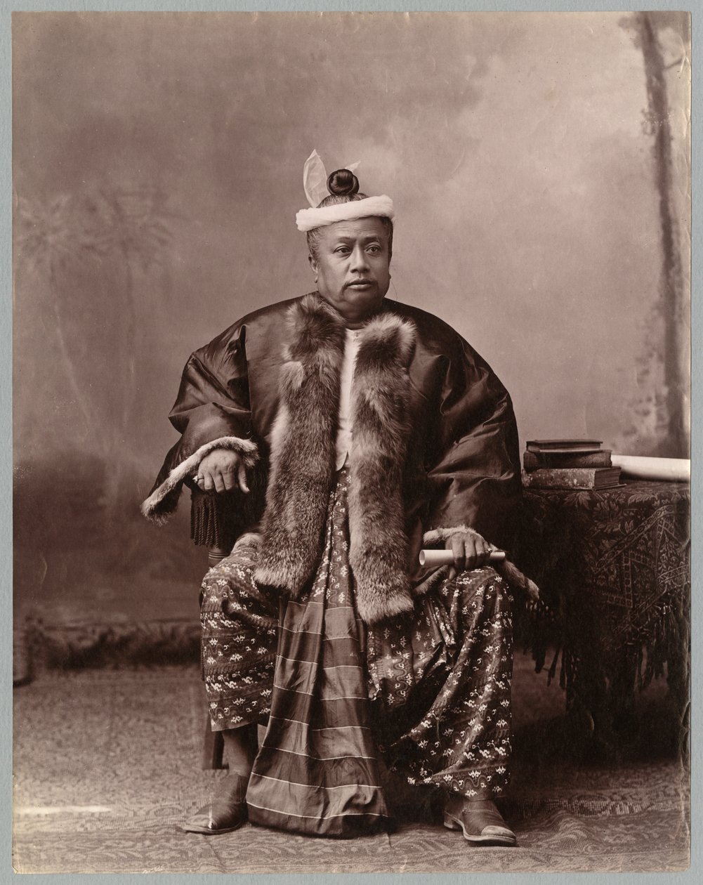 Burmalainen tuomari, 1800-luvun loppupuoli (valkopainatus) tekijältä English Photographer