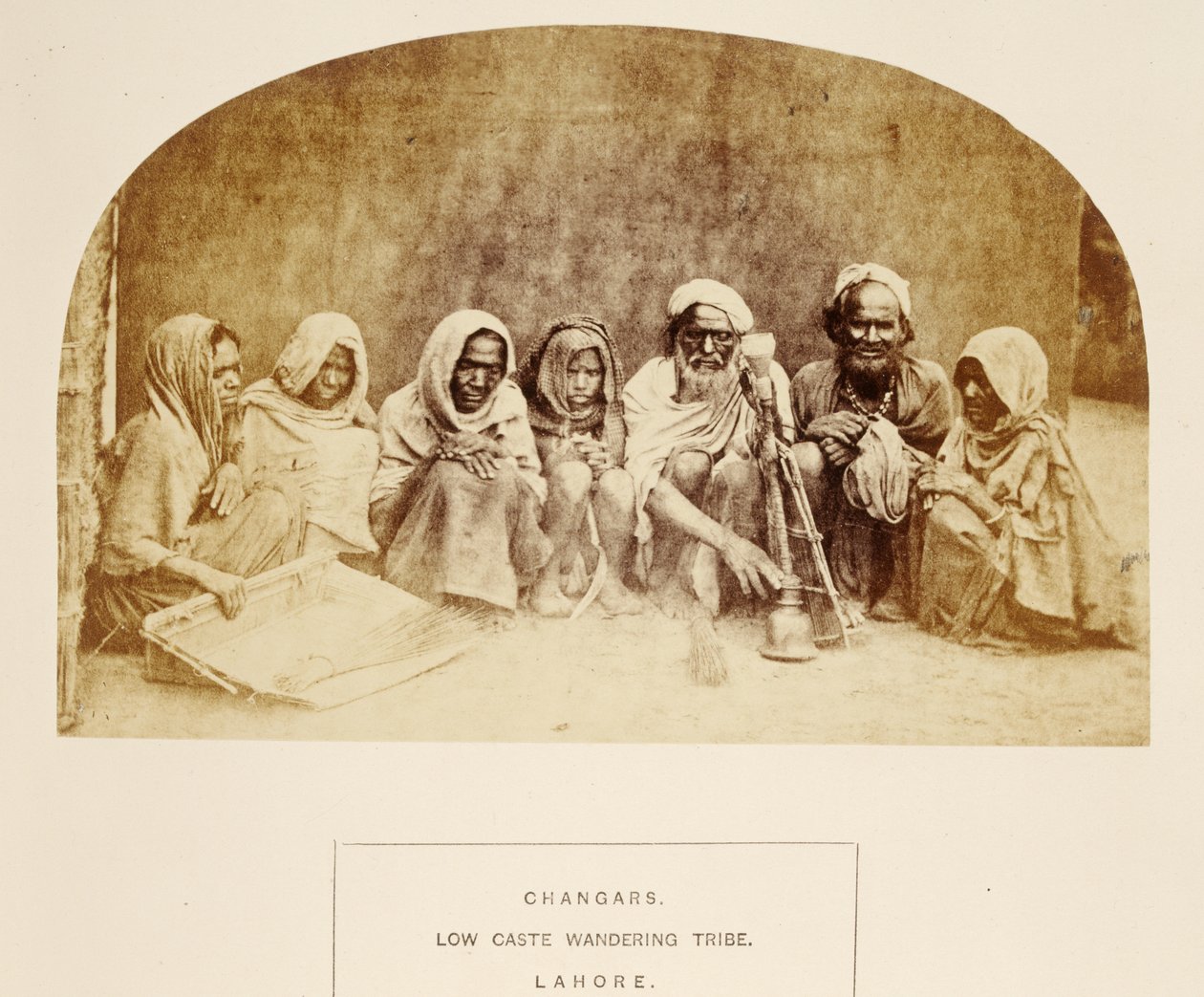 Changars, Low Caste Wandering Tribe, Lahore, J. Forbes Watsonin teoksesta The People of India, julkaistu 1868 (valkokangaspaino). tekijältä English Photographer