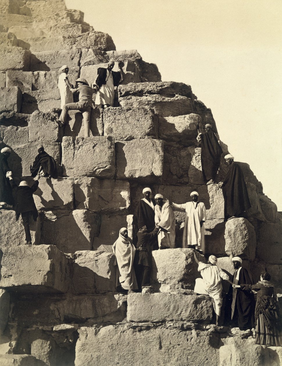 Pyramidien kiipeäminen, 1878 tekijältä English Photographer