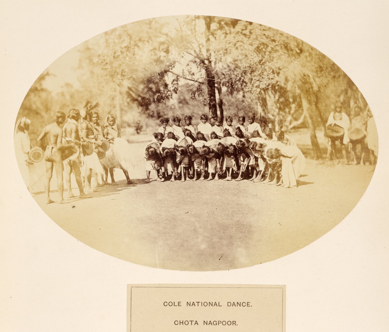 Cole National Dance, Chota Nagpoor, J. Forbes Watsonin teoksesta The People of India, julkaistu 1868 (valokuva). tekijältä English Photographer