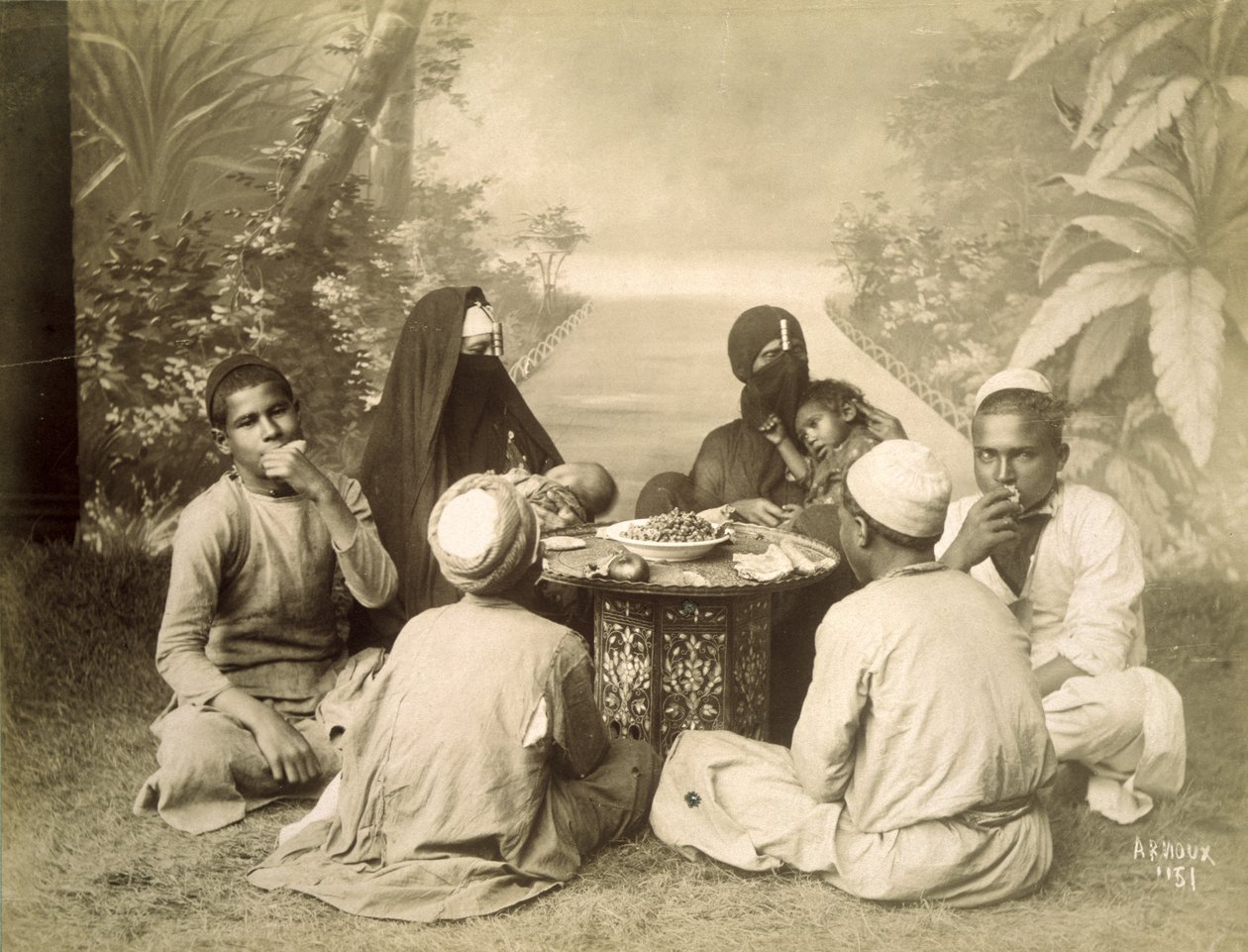 Egyptiläinen perhe syö aterian, n. 1880 tekijältä English Photographer