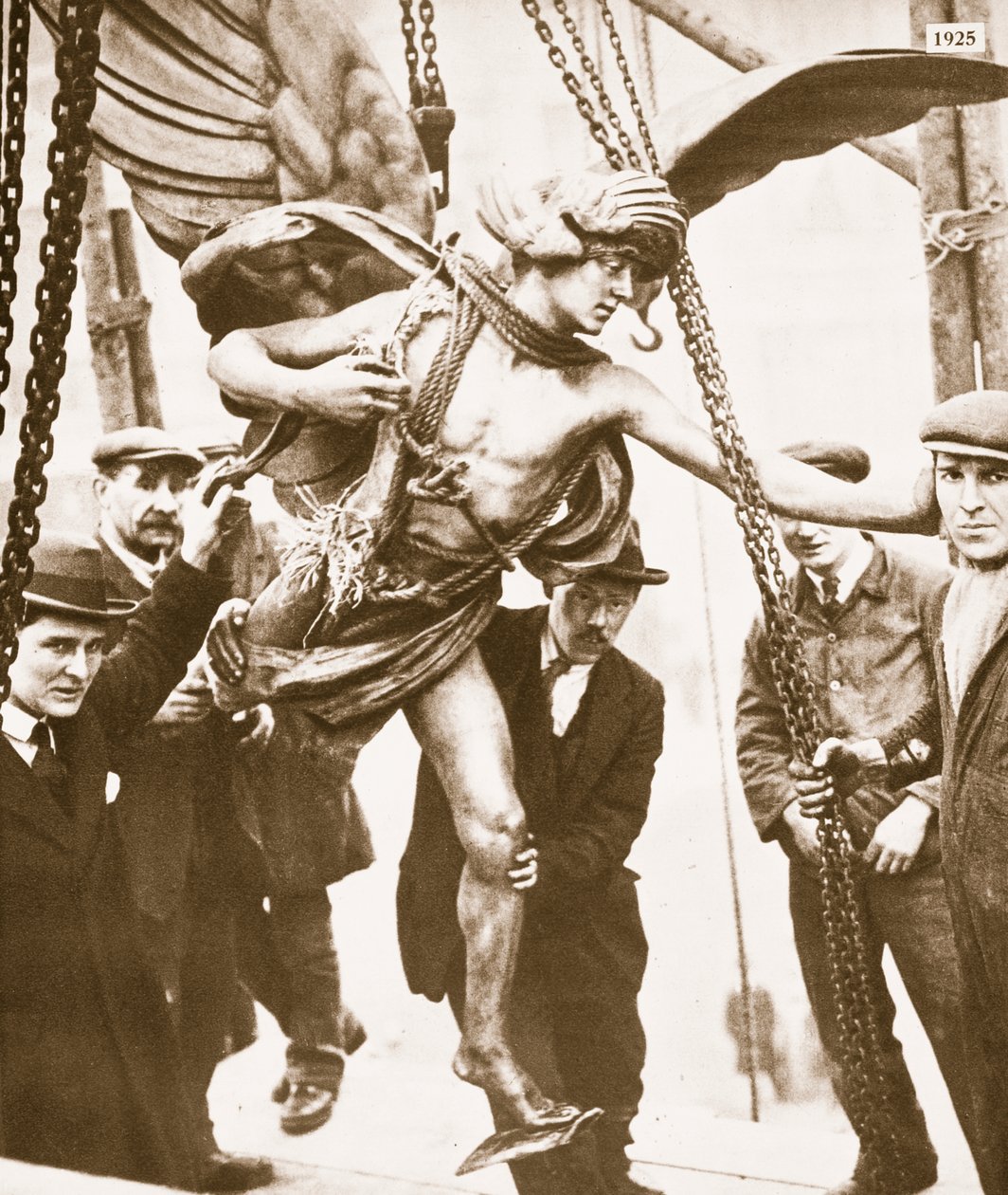 Eros poistetaan Piccadillyn metroaseman jälleenrakennuksen vuoksi, vuoden 1925 alussa tekijältä English Photographer