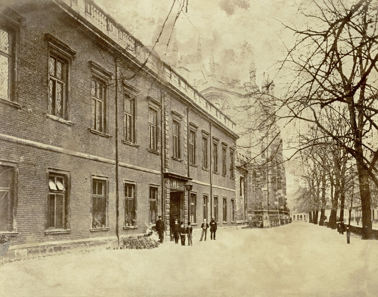 Eton College, näkymä kohti koulun pihan ja kappelin sisäänkäyntiä, 1860-luku. tekijältä English Photographer