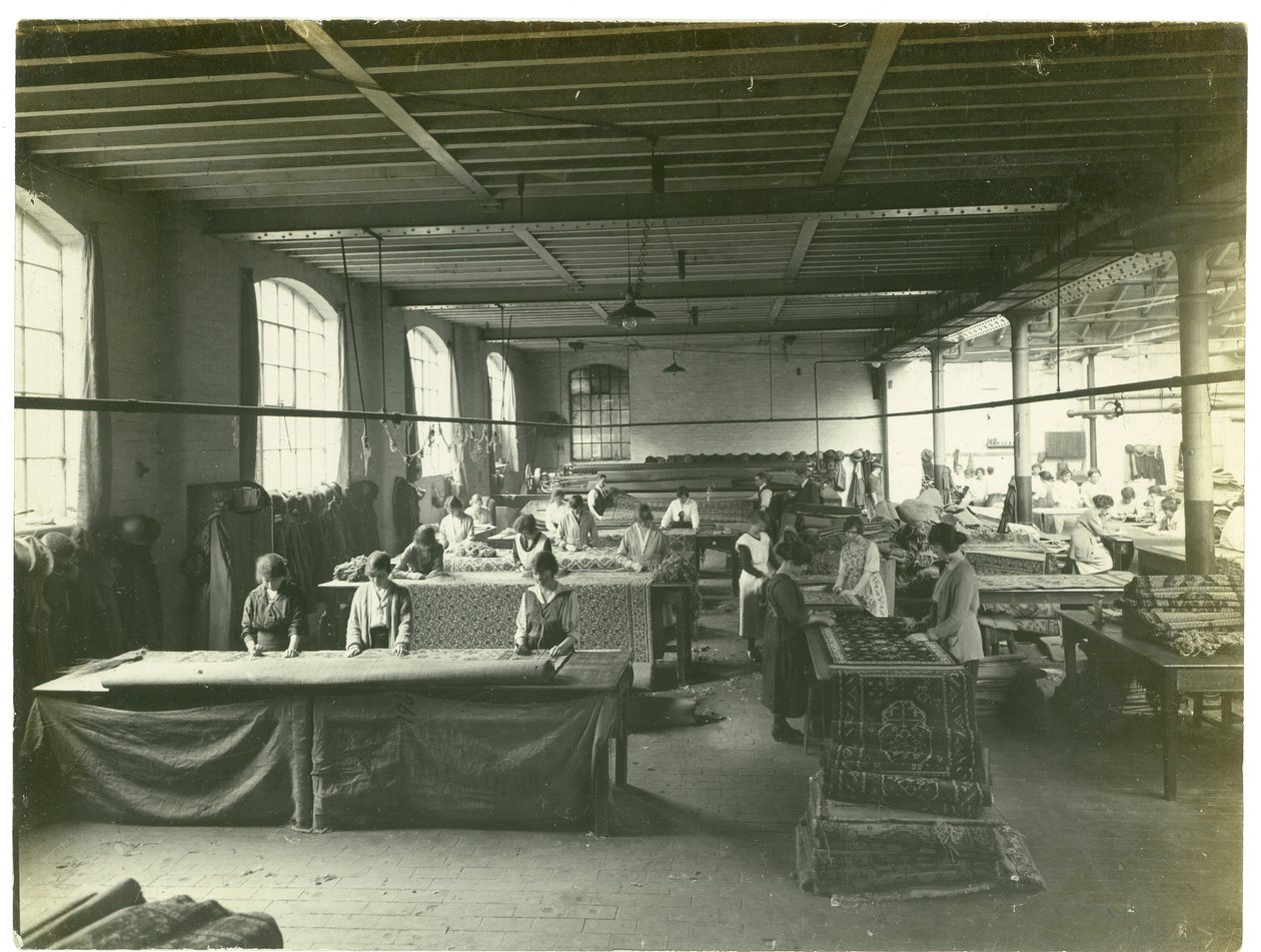 Viimeistelyhuone, Chenille-osasto, mattotehdas, 1923 tekijältä English Photographer