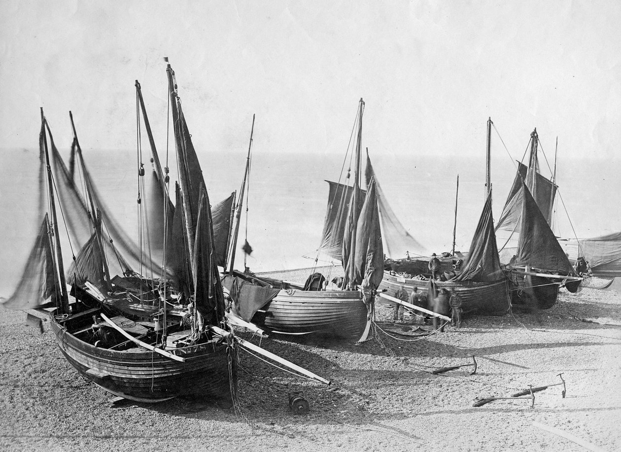 Kalastusveneet vedetään rannalle Shoreham-by-Sea:ssa noin vuonna 1880 (valokuva). tekijältä English Photographer