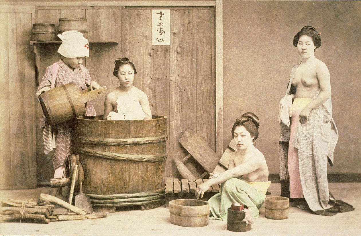 Geishat kylpevät, noin 1880-luku (käsinvärinen albumiiniprintti) tekijältä English Photographer