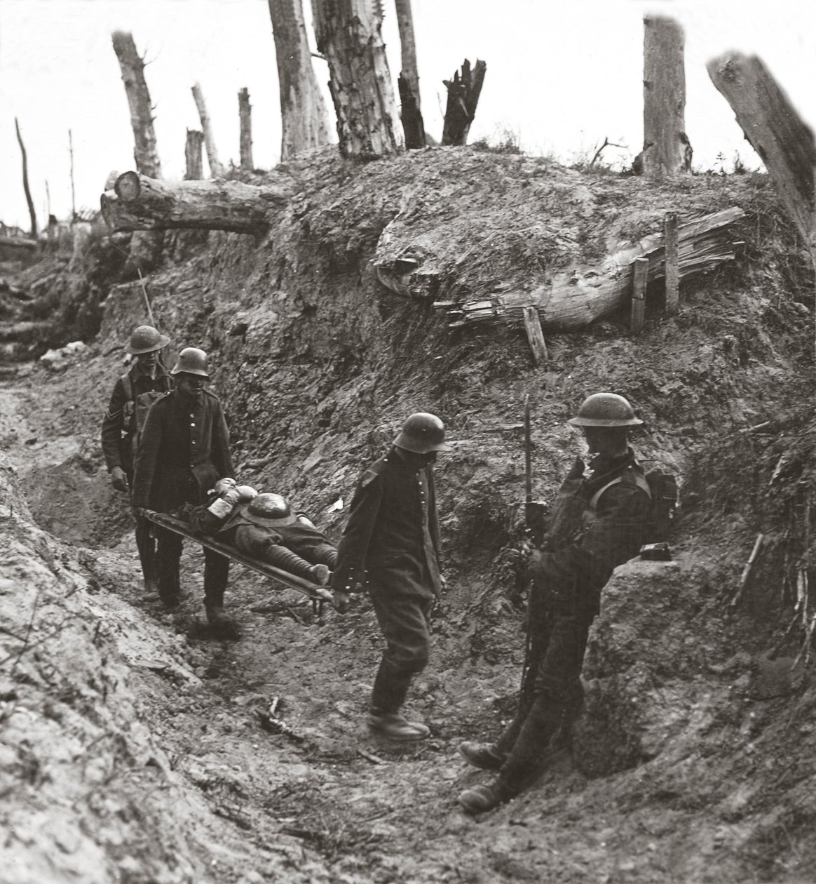 Saksalaiset vangit, jotka joutuivat kantamaan haavoittuneitamme Trones Woodiin kohdistuneen ankaran hyökkäyksen aikana, 1916 tekijältä English Photographer