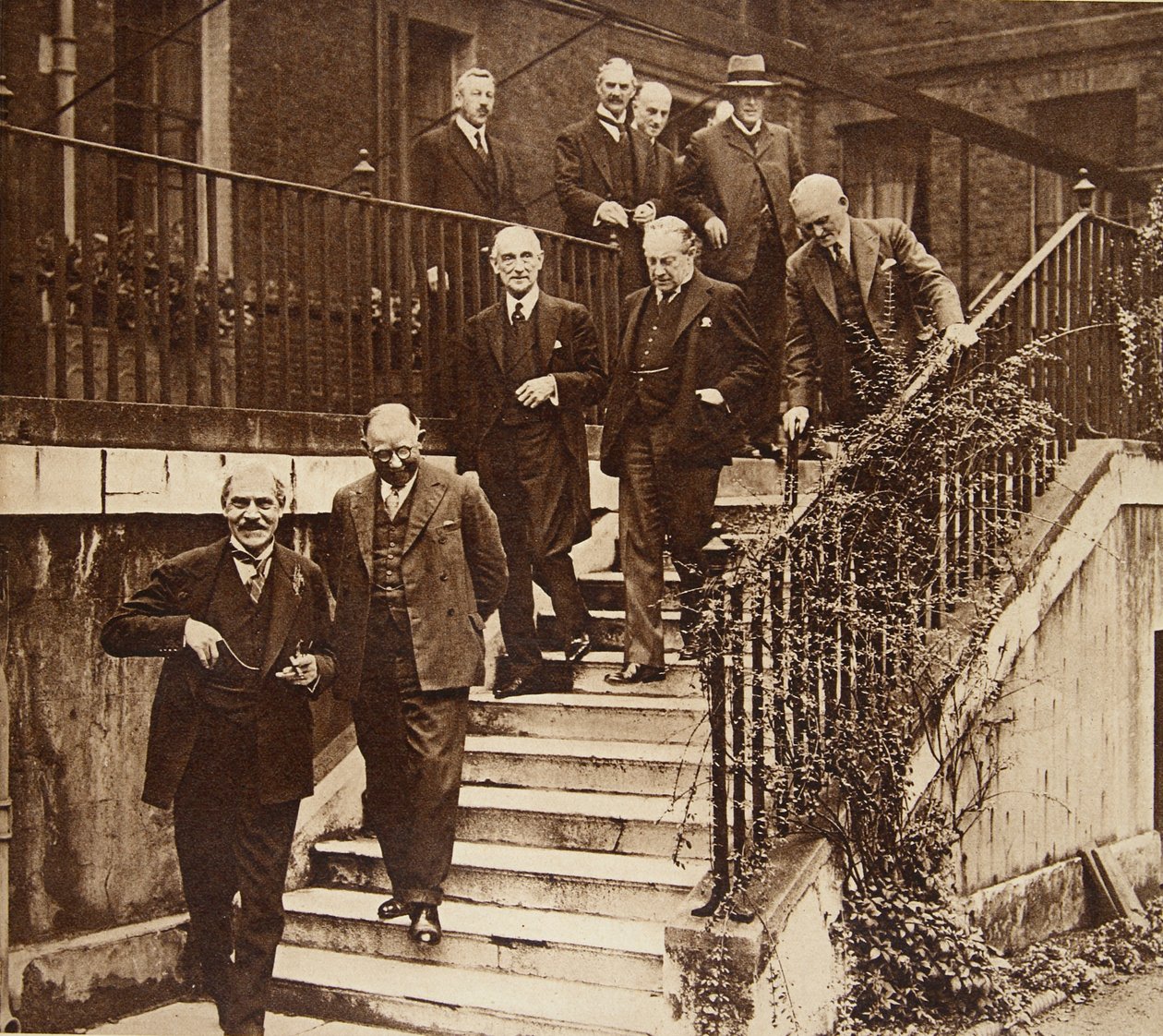 Hallitus kriisissä: kansallisen kabinetin muodostaminen kuningas Yrjö V:n pyynnöstä (kuvassa puutarhassa osoitteessa 10 Downing Street) 1931 tekijältä English Photographer