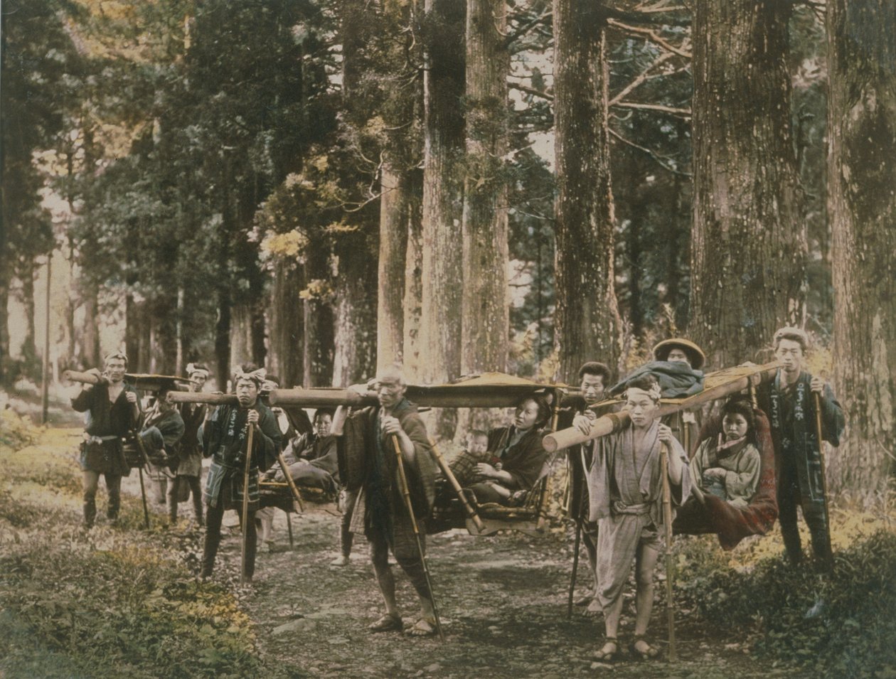 Japanilainen perhe pentueessa, noin 1880-luku (käsinvärinen albumiiniprintti) tekijältä English Photographer