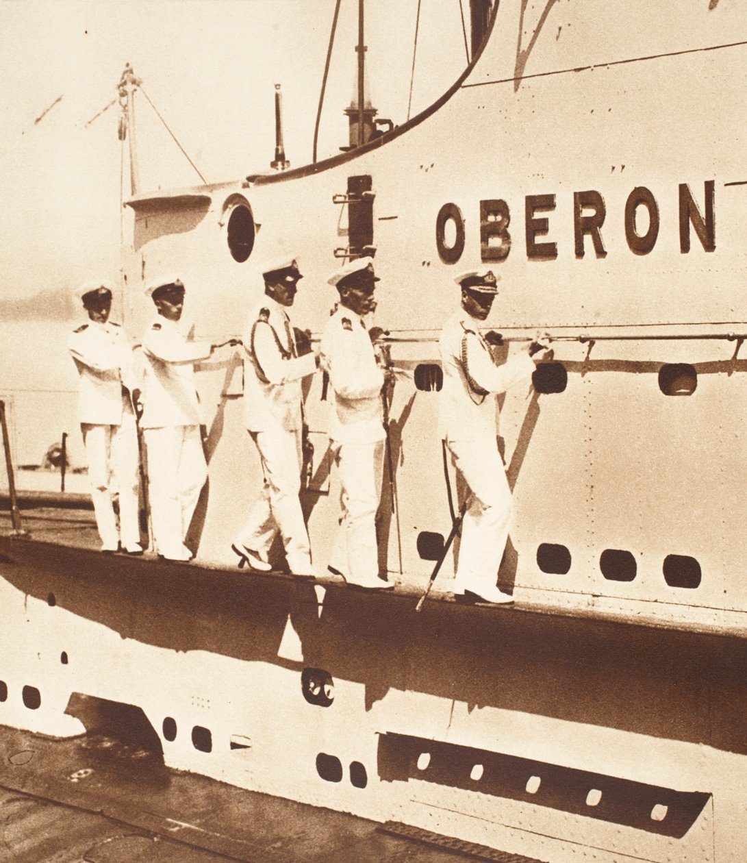 Kuningas Edward VIII sukellusveneessä kiertäen H.M.S. Oberon tekijältä English Photographer