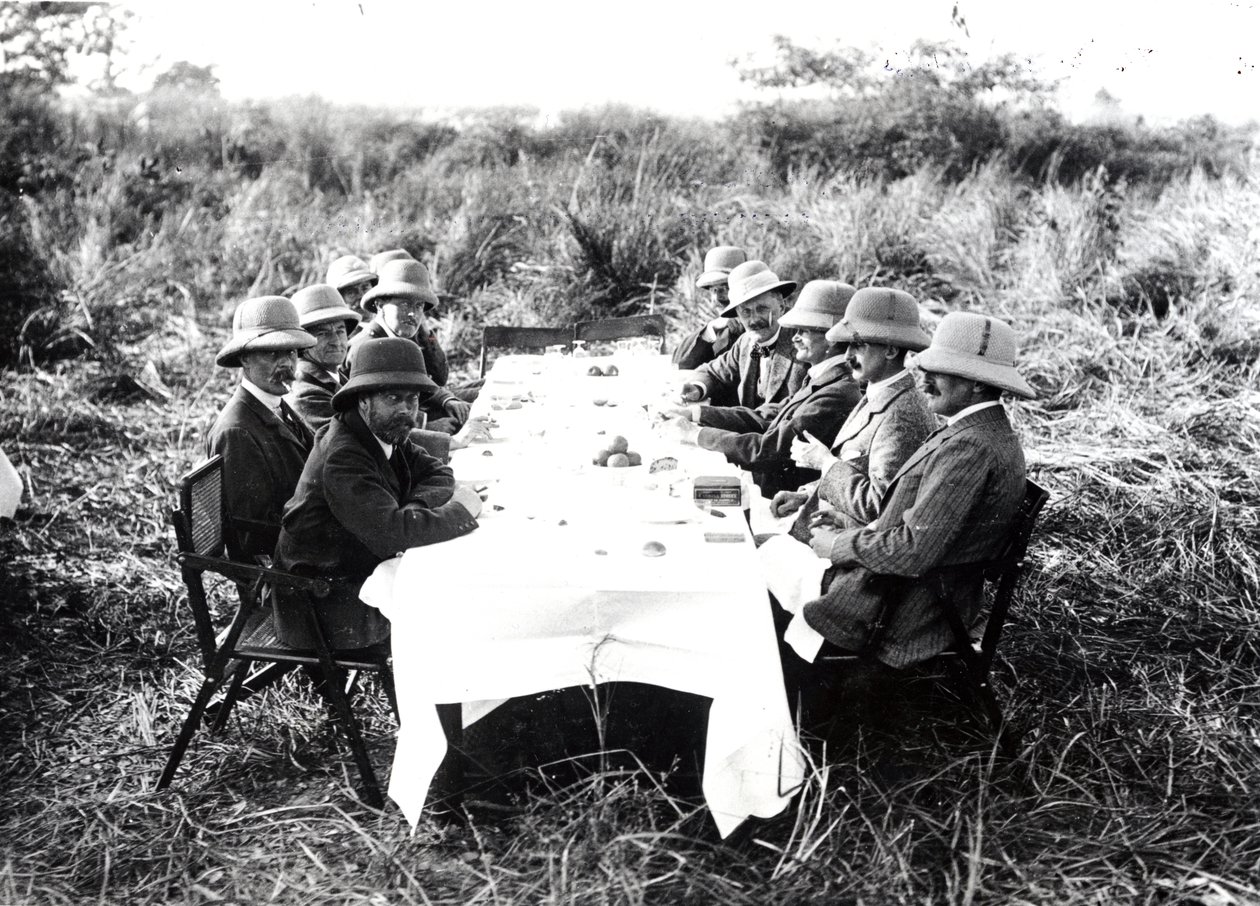 Kuningas Yrjö V lounaalla Chitwanin laaksossa tiikeriampumisen aikana, 1911 tekijältä English Photographer