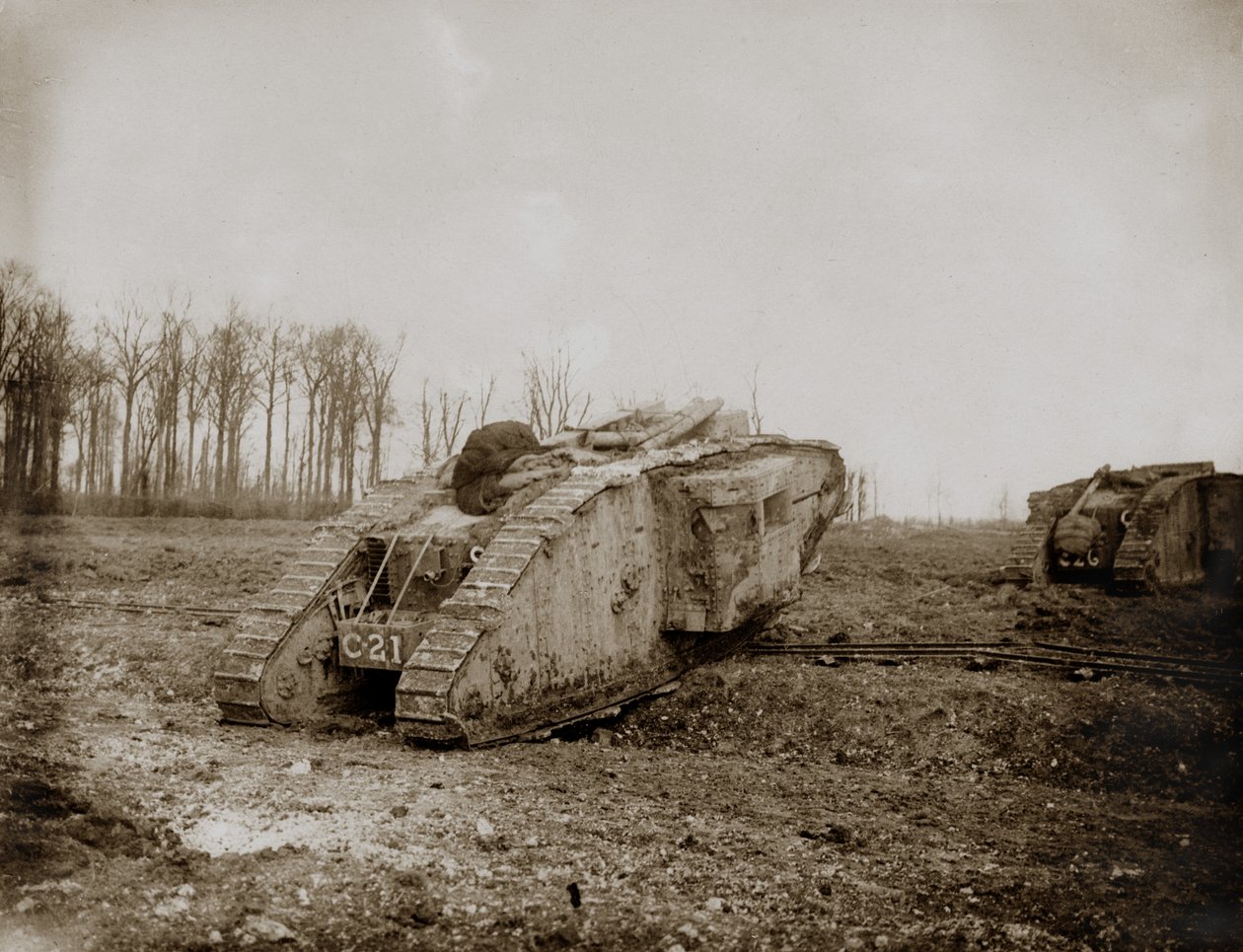 Mk II -panssarivaunut alkavat toimia Arrasissa, 1917 tekijältä English Photographer