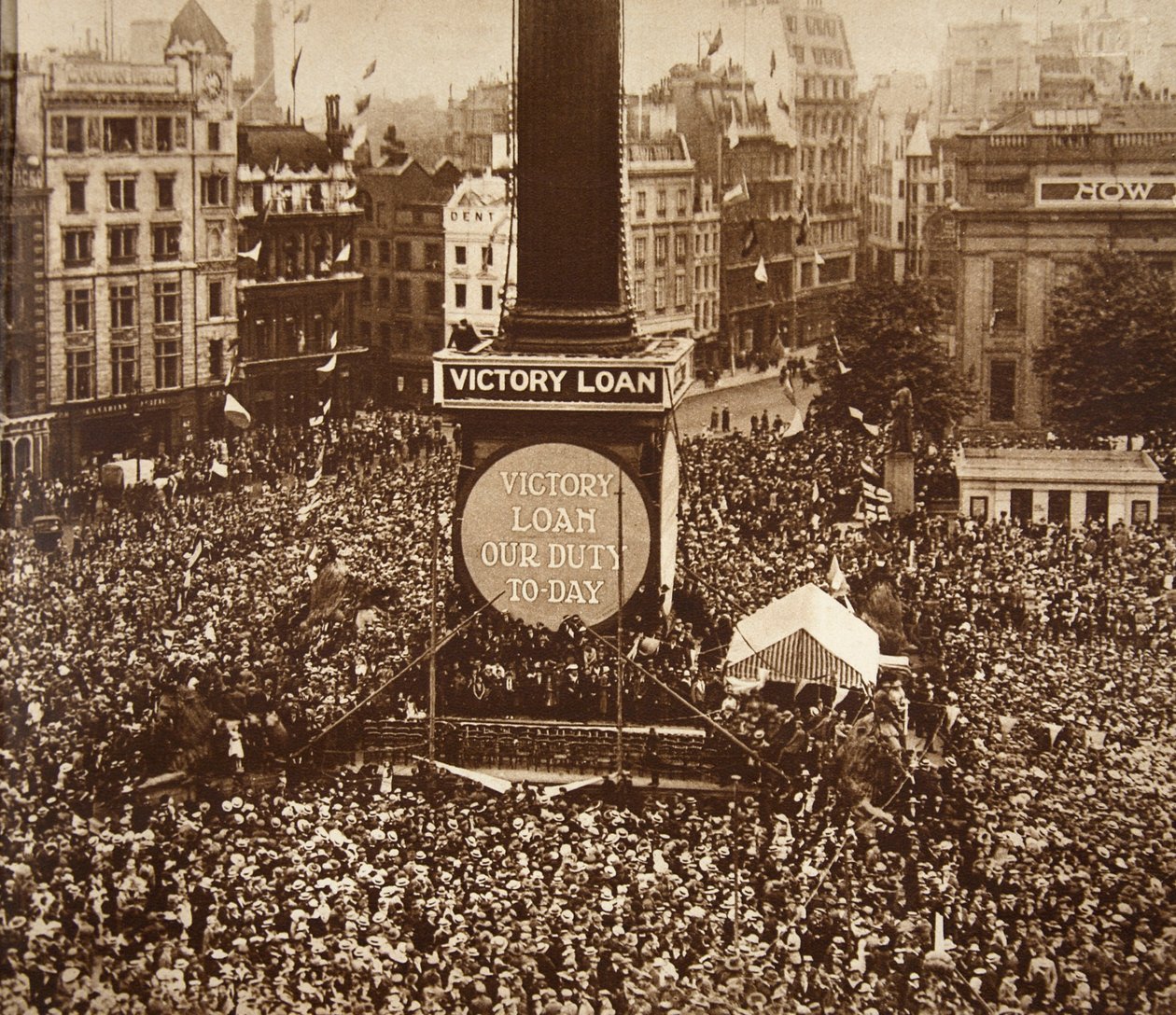 Uudenvuodenaatto, Trafalgar Square, 1919 Victory Loan oli joukkovelkakirjalaina, joka auttoi maksamaan ensimmäisen maailmansodan kustannukset; Se keräsi miljoona kolmessa päivässä; Kerätty kokonaissumma oli miljoonaa; 700 tekijältä English Photographer
