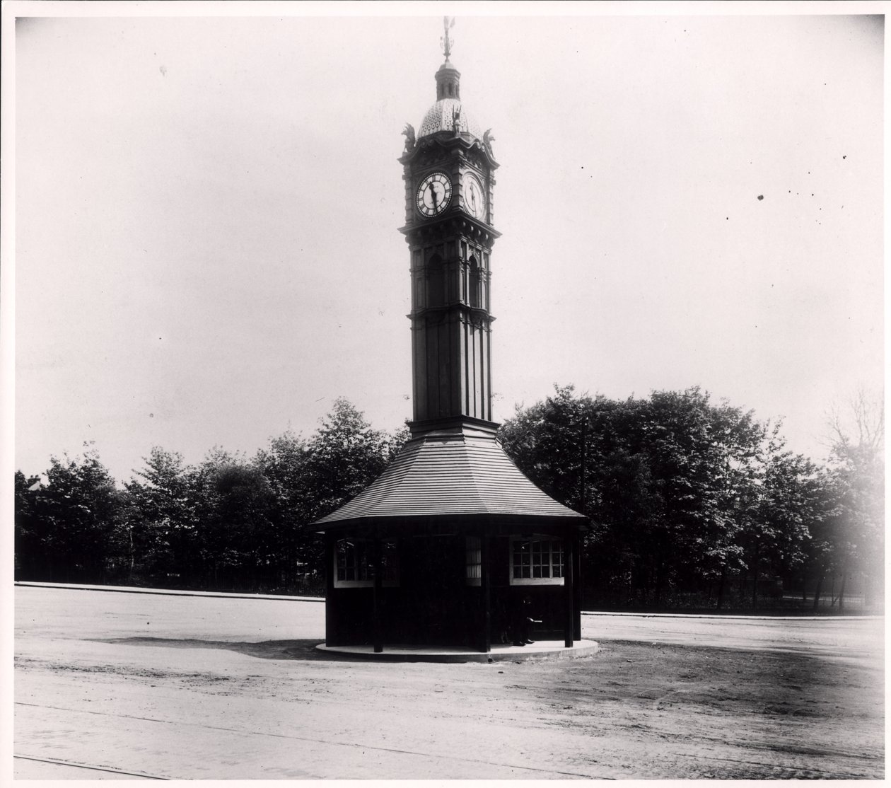 Oakwood Clock, Potts & Sonsin valmistama, alunperin Kirkgate Market Hallissa, Leedsissä, 1914 tekijältä English Photographer