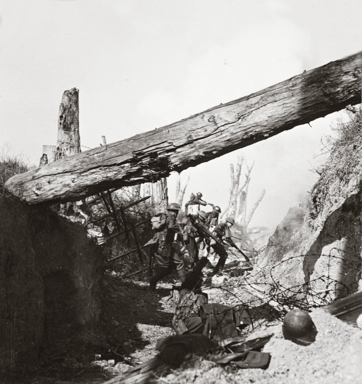 Kiihkeä jalkaväkemme myrskytämme ja valtaavat Wotan-linjan peräkkäiset juuret lähellä Queantia tekijältä English Photographer