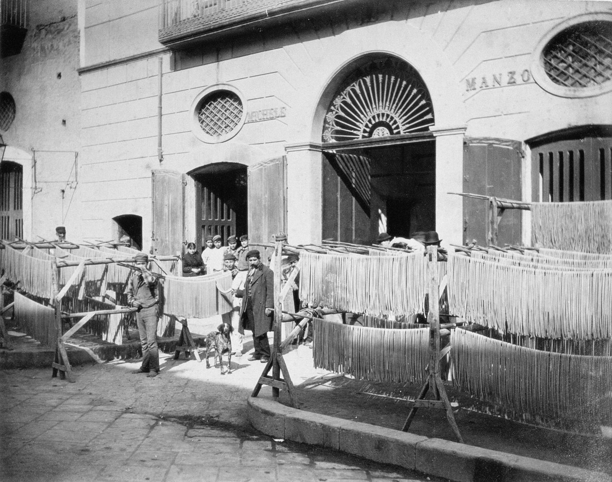 Pastan kuivaus kaduilla, Napoli, 1897 tekijältä English Photographer