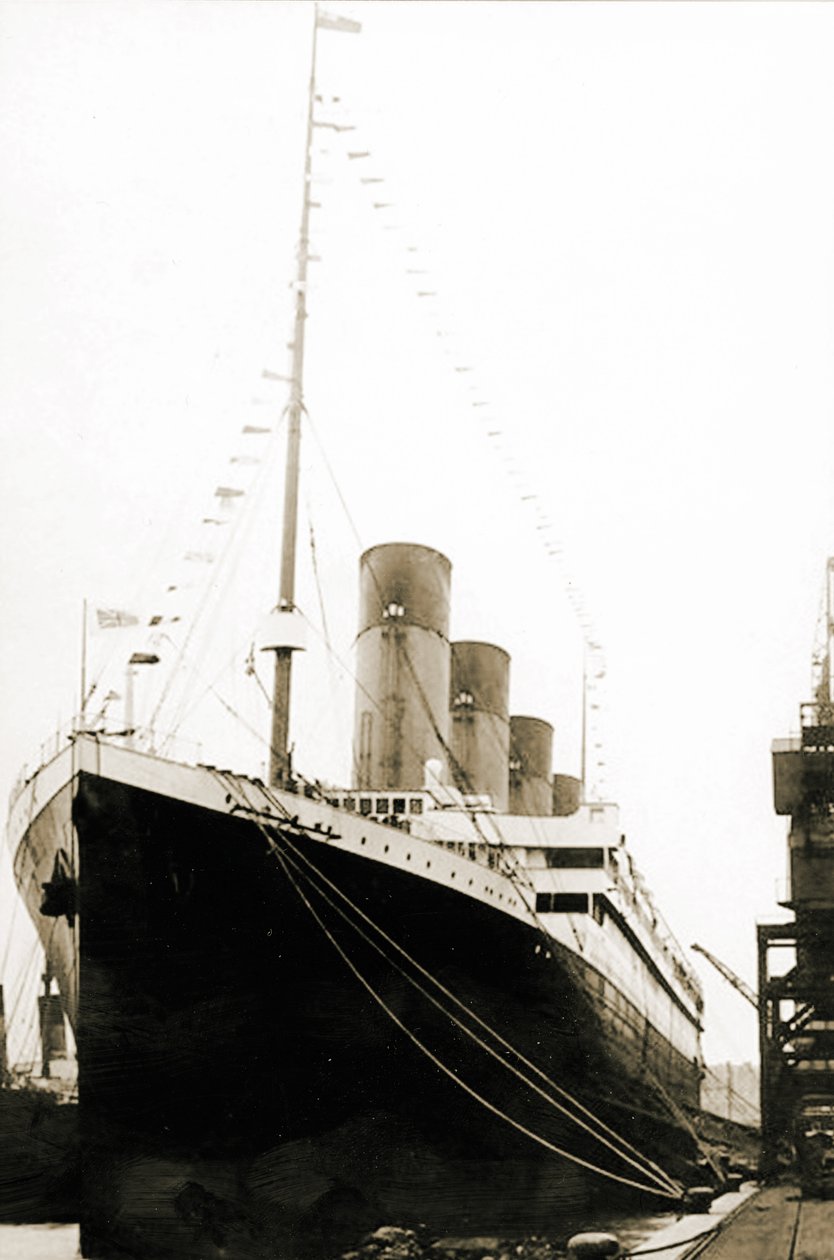 RMS Titanic lähdössä Southamptonista neitsytmatkalleen, 5. huhtikuuta 1912 tekijältä English Photographer